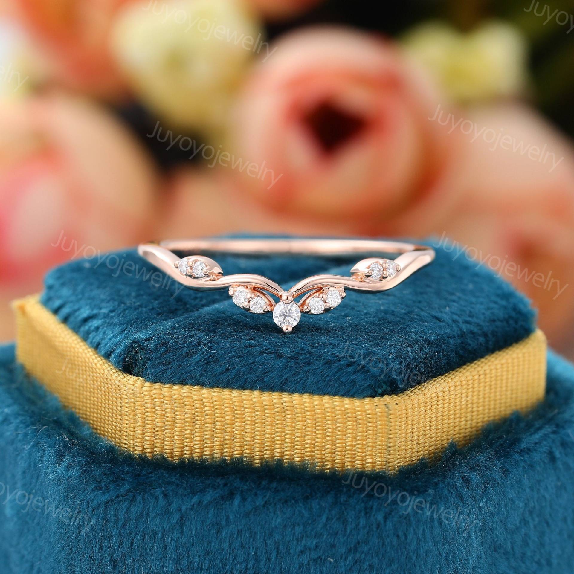 Einzigartiger Curved Moissanit Ehering Vintage Rosegold Trauring Diamant Zierlicher Brautring Passender Hochzeit Stapelring Für Frauen von Juyoyojewelry