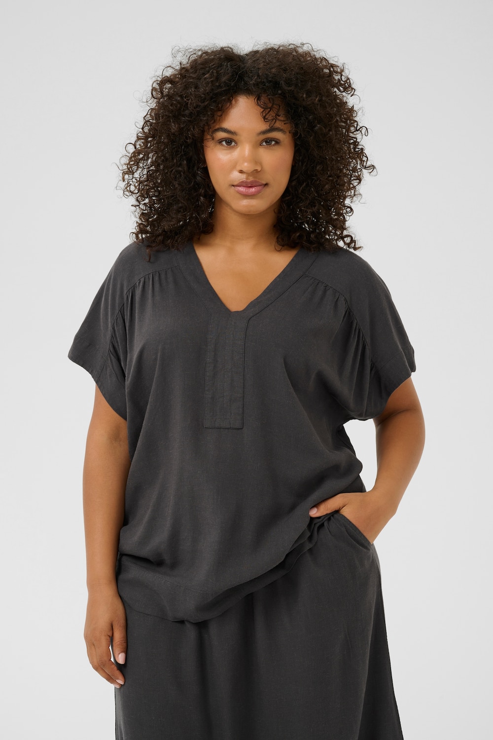 Große Größen Kurzarm-Bluse Loose fit, Damen, grau, Größe: 48, Viskose/Leinen, Happy Size DE Women Große Größen Kurzarm-Bluse Loose fit, Damen, grau, Größe: 48, Viskose/Leinen, Happy Size DE Women von KAFFE Curve