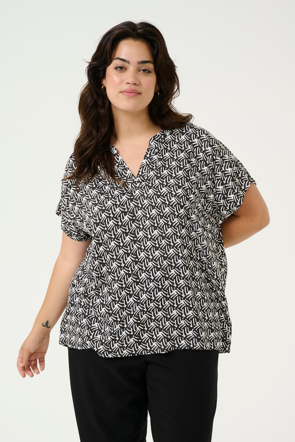 Große Größen Kurzarm-Bluse Regular fit, Damen, grau, Größe: 44, Viskose, Happy Size DE Women Große Größen Kurzarm-Bluse Regular fit, Damen, grau, Größe: 44, Viskose, Happy Size DE Women von KAFFE Curve