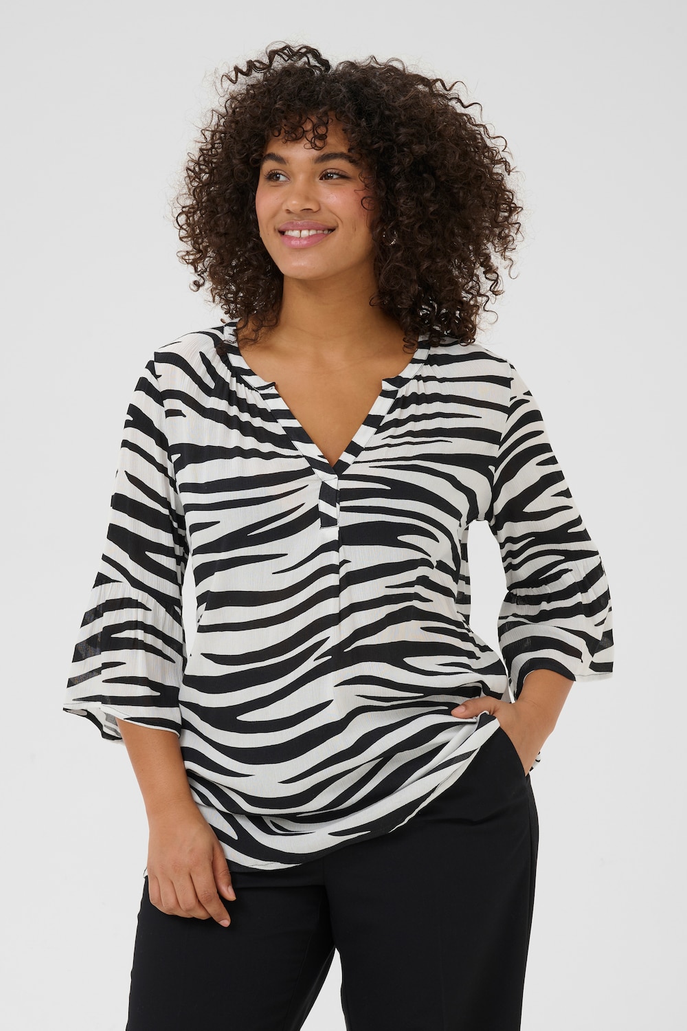Große Größen Kurzarm-Bluse Regular fit, Damen, grau, Größe: 52, Viskose, Happy Size DE Women Große Größen Kurzarm-Bluse Regular fit, Damen, grau, Größe: 52, Viskose, Happy Size DE Women von KAFFE Curve