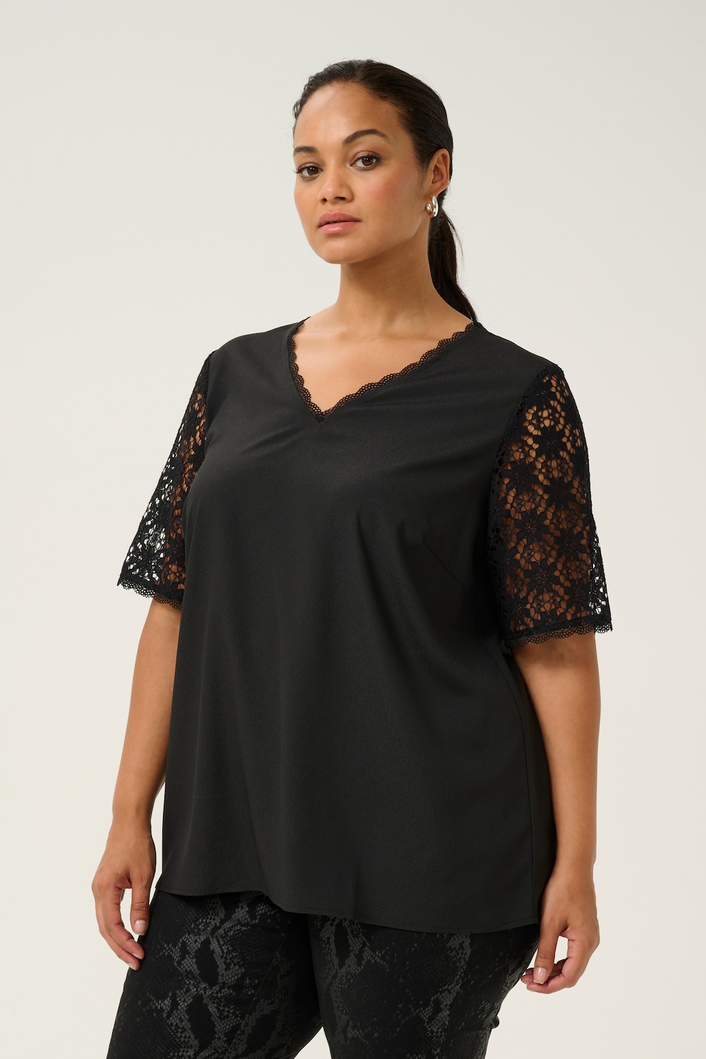 Große Größen Kurzarm-Bluse Regular fit, Damen, schwarz, Größe: 52, Polyester, Happy Size DE Women von KAFFE Curve