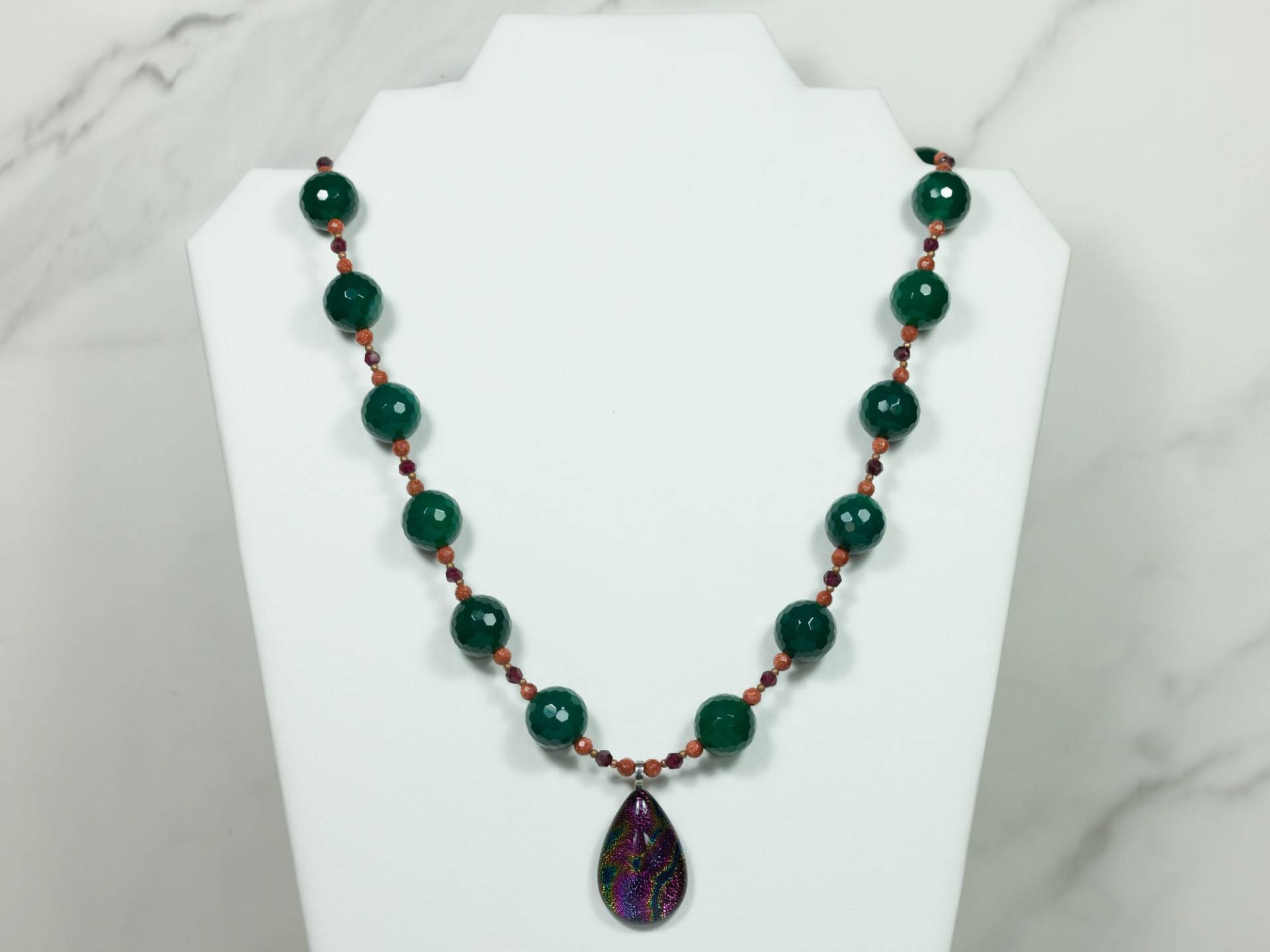 Dichroic Glasanhänger Mit Jade, Goldfluss Und Granat | Handmade Schmuck Dichroic Glasanhänger Mit Jade, Goldfluss Und Granat | Handmade Schmuck von KAKART