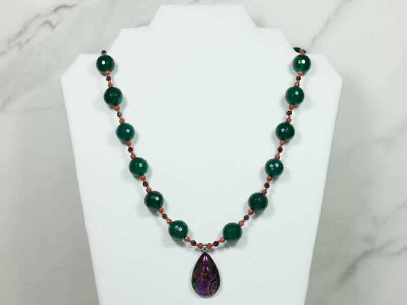 Dichroic Glasanhänger Mit Jade, Goldfluss Und Granat | Handmade Schmuck Dichroic Glasanhänger Mit Jade, Goldfluss Und Granat | Handmade Schmuck von KAKART