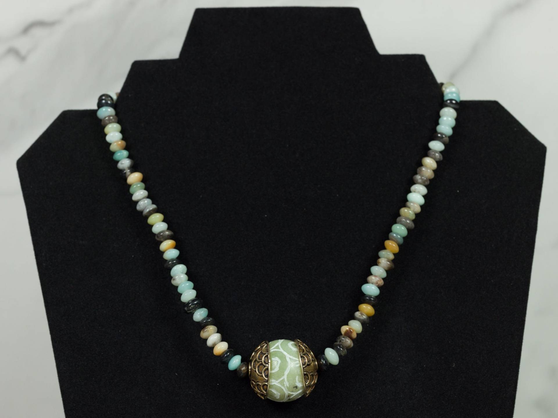 Geschnitzte Jade Fokalperle Mit Achat | Handmade Schmuck Geschnitzte Jade Fokalperle Mit Achat | Handmade Schmuck von KAKART