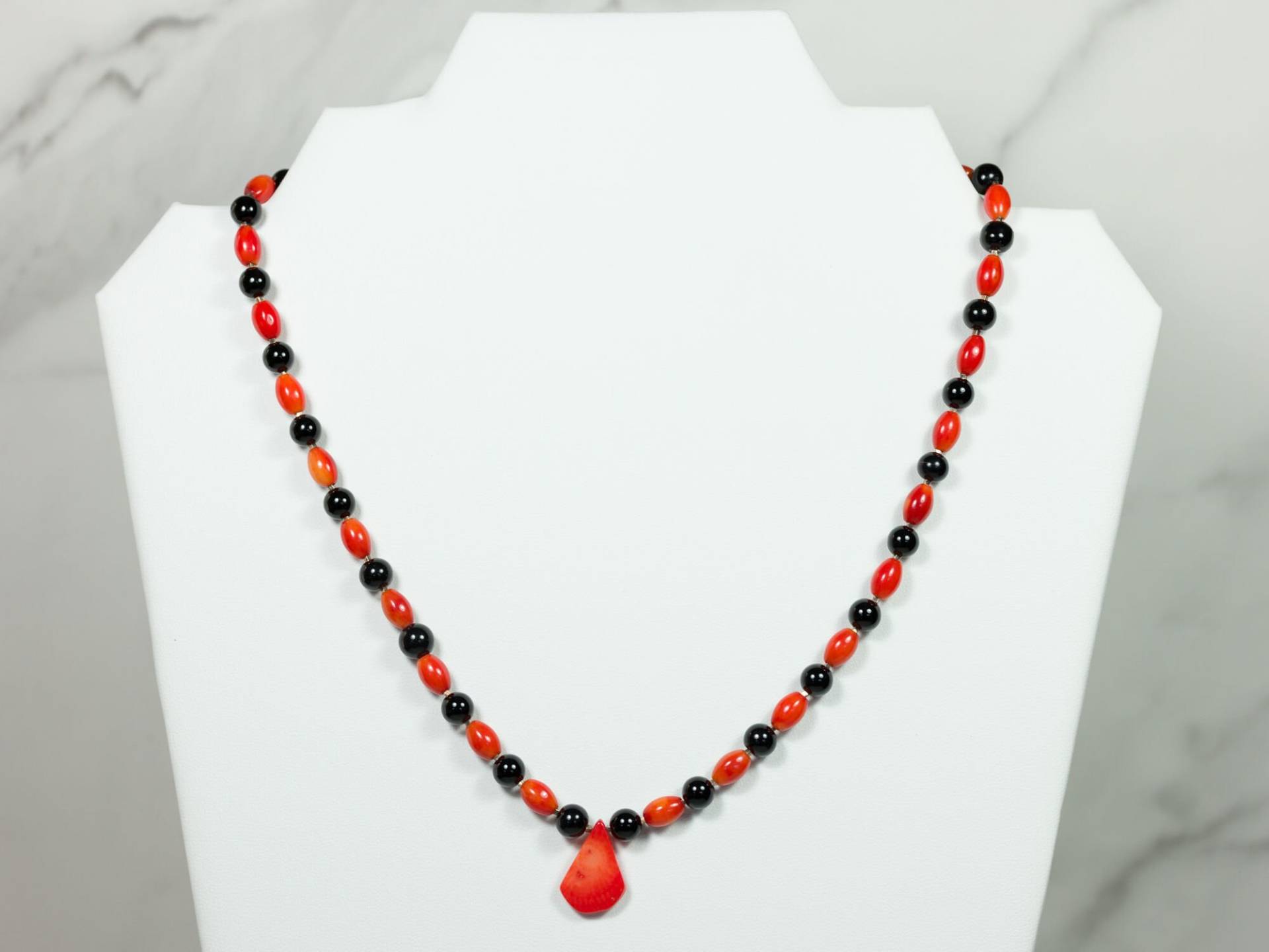 Halskette Mit Koralle Und Onyx Teardrop Tropfen Handmade Schmuck Halskette Mit Koralle Und Onyx Teardrop Tropfen Handmade Schmuck von KAKART
