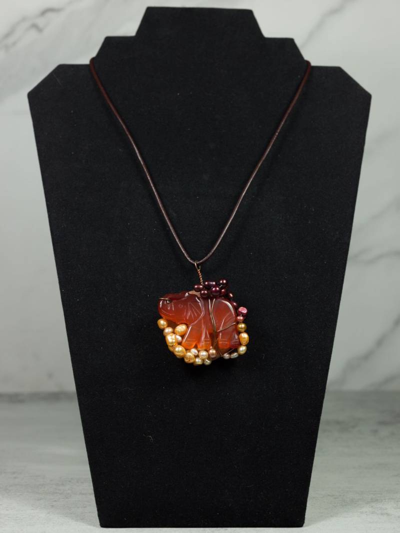 Karneol Elefantenanhänger Mit Süsswasserperlen | Handmade Schmuck Karneol Elefantenanhänger Mit Süsswasserperlen | Handmade Schmuck von KAKART