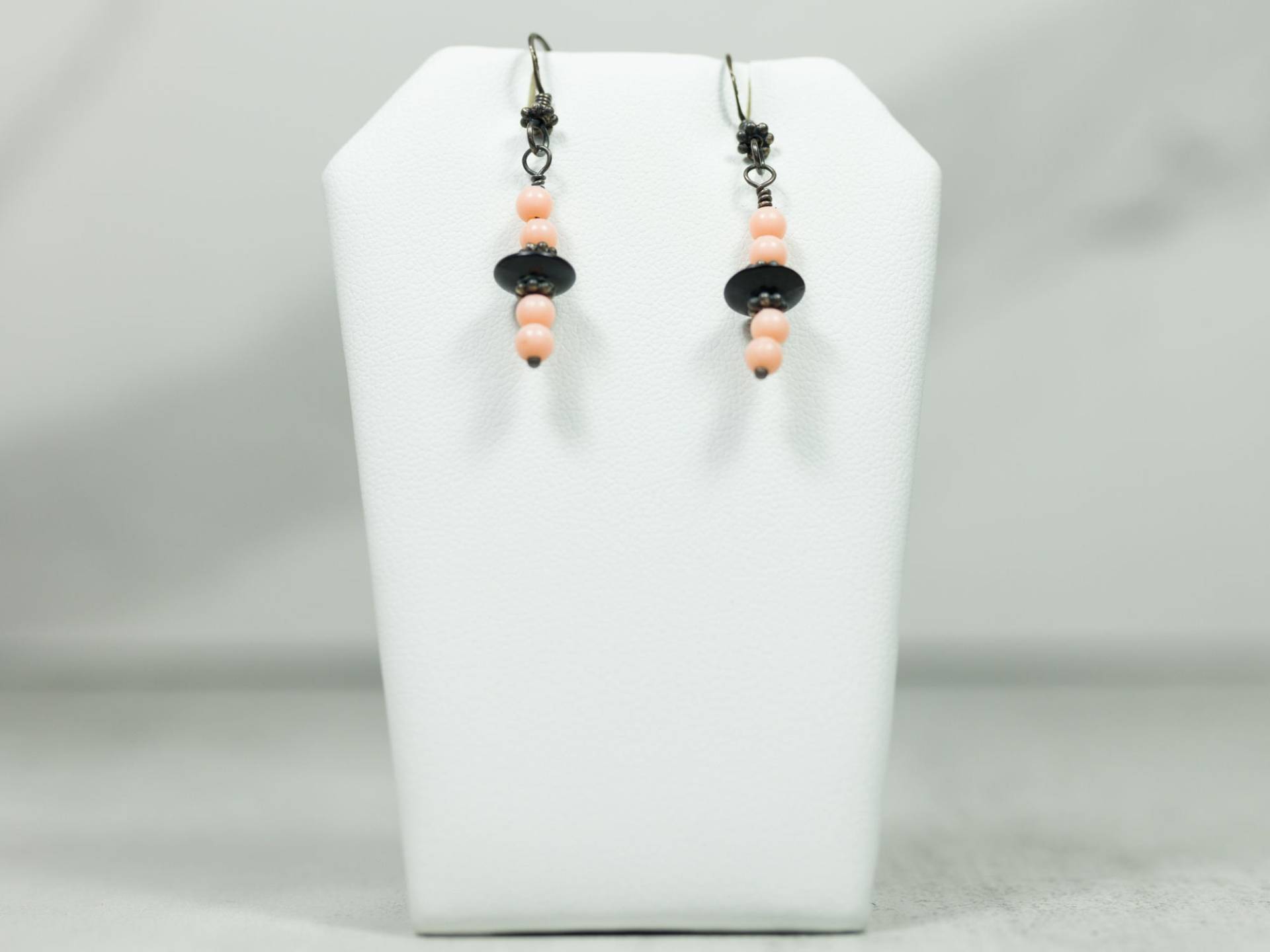 Niedliche Lachsfarbe Und Schwarze Ohrringe | Handmade Schmuck Niedliche Lachsfarbe Und Schwarze Ohrringe | Handmade Schmuck von KAKART