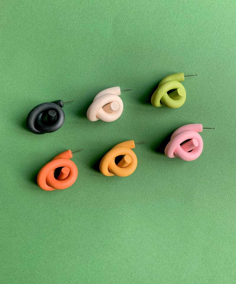 Knoten Creolen - Statement Ohrringe | Polymer Clay Buntes Weihnachtsgeschenk Funky Form von KALEIjewellery