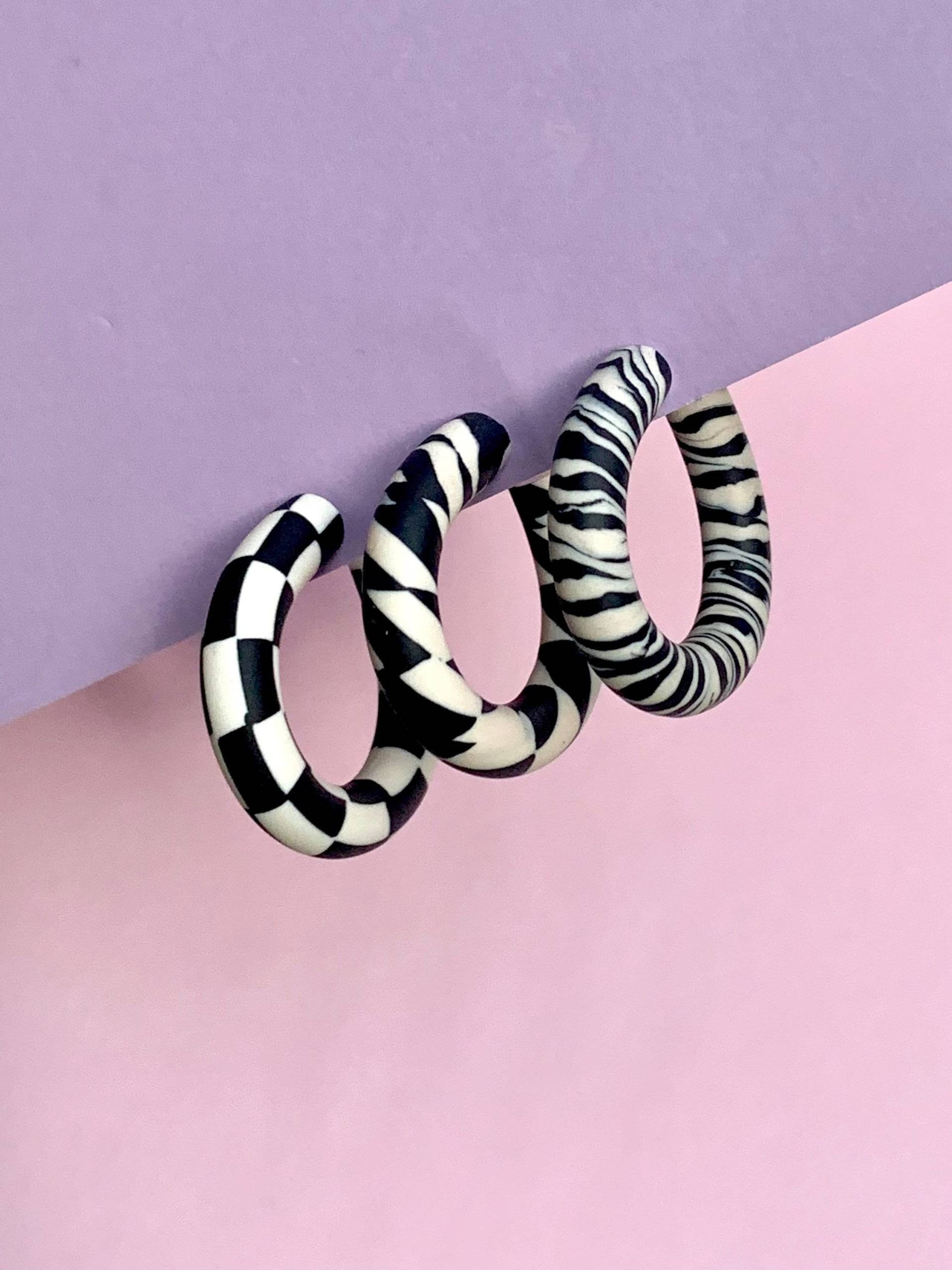 Schwarz Und Cremefarbene Creolen - Statement Ohrringe | Polymer Clay Zebra Schachbrett Weihnachtsgeschenk Für Sie von KALEIjewellery