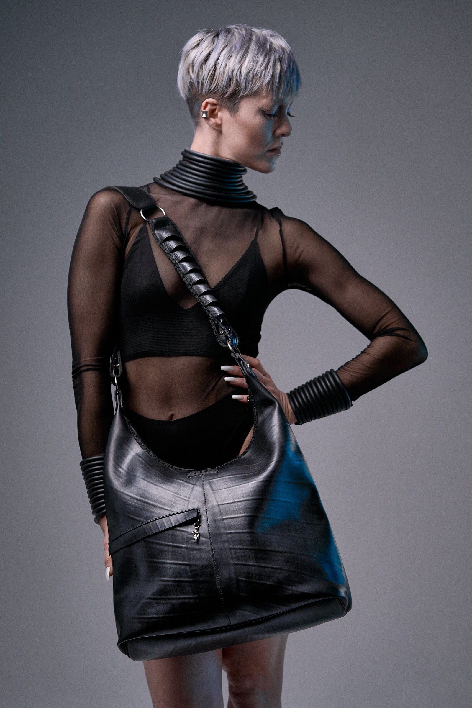 Kautschuk Totebag, Recyceltes Veganes Gummi, Wasserdichte Designertasche, Berlinstyle. Techno Cyberpunk Kleidung Kautschuk Totebag, Recyceltes Veganes Gummi, Wasserdichte Designertasche, Berlinstyle. Techno Cyberpunk Kleidung von KALINOOR