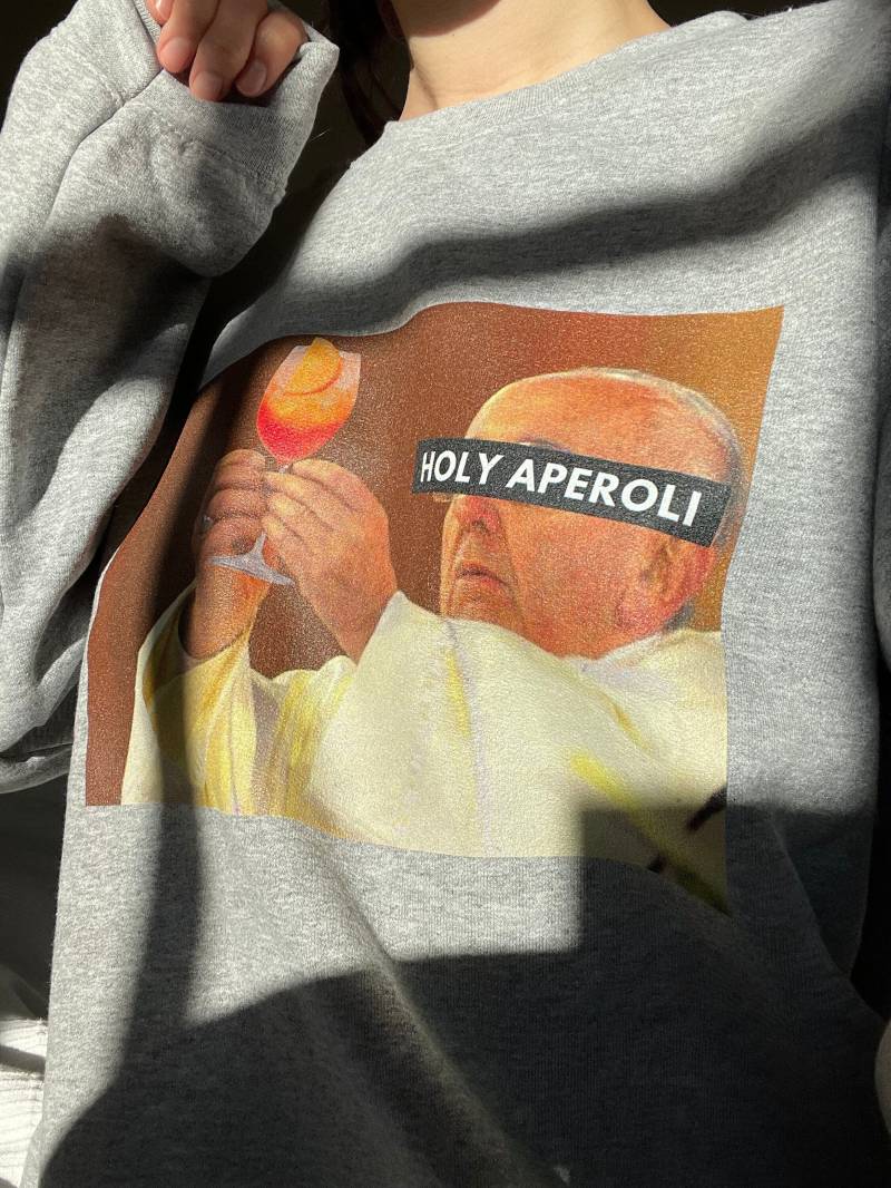 Holy Aperoli Pope Francis Holding Things Meme Pullover They See Me Aperollin Alcohol Funny Quote Shirt/Witziger Alkohol Spruch Crewneck von KALOStudios