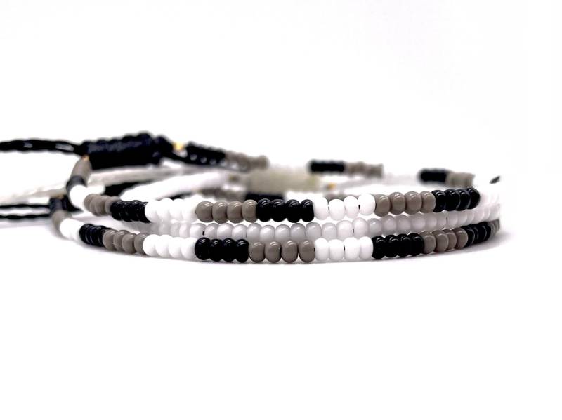 3-Pack Pull-string Verstellbares Armband, Graue Saatperlen Tricolor Perlen Herren Armbänder, Damen Dünne Wachsschnur von KAQCHI