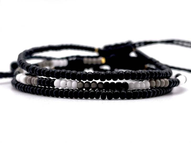Matte Farbige Armbänder, Schwarz Weiß Grau Perlen Herren Und Frauen Wachs Dünne Minimalist 3 Pack Verstellbar von KAQCHI