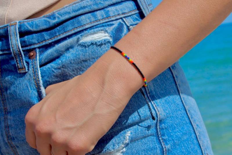 Schwarz Regenbogen String Armband, Wasserdichtes Verstellbares Surfer Perlen California Stack Minimalist Armband Für Herren von KAQCHI