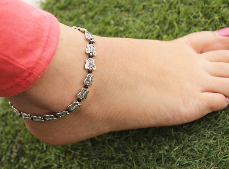 Fußkettchen, Oxidiertes Silber Schmetterling Fußkettchen Aus Deutschem Silber, Strand Sommer Perlen Für Frauen von KARATIQUE