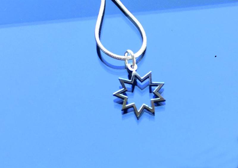 Abverkauf Bahai-Symbolschmuck, Edelstahlanhänger, Neunzackiges Sternsymbol, Nonagramm von KARLshopPendants