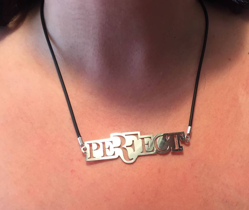 Ausverkauf Roger Federer Logo-Symbol-Halskette, Edelstahl-Anhänger, Tennisschmuck, Weihnachtsgeschenk, Neujahrsgeschenk von KARLshopPendants