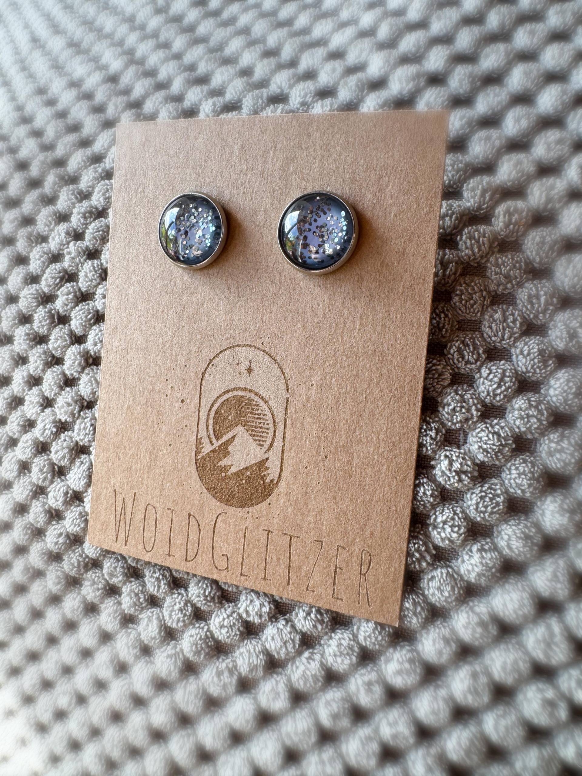 Ohrstecker Mit Cabochon 12mm Grau-Blau Silber Glänzendes Konfetti Ohrstecker Mit Cabochon 12mm Grau-Blau Silber Glänzendes Konfetti von WoidGlitzer