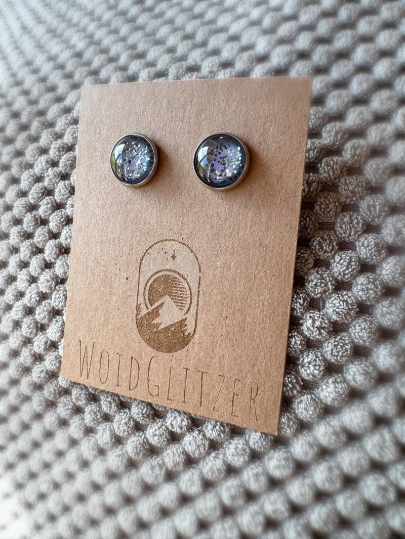Ohrstecker Mit Cabochon 12mm Grau-Blau Silber Glänzendes Konfetti Ohrstecker Mit Cabochon 12mm Grau-Blau Silber Glänzendes Konfetti von WoidGlitzer