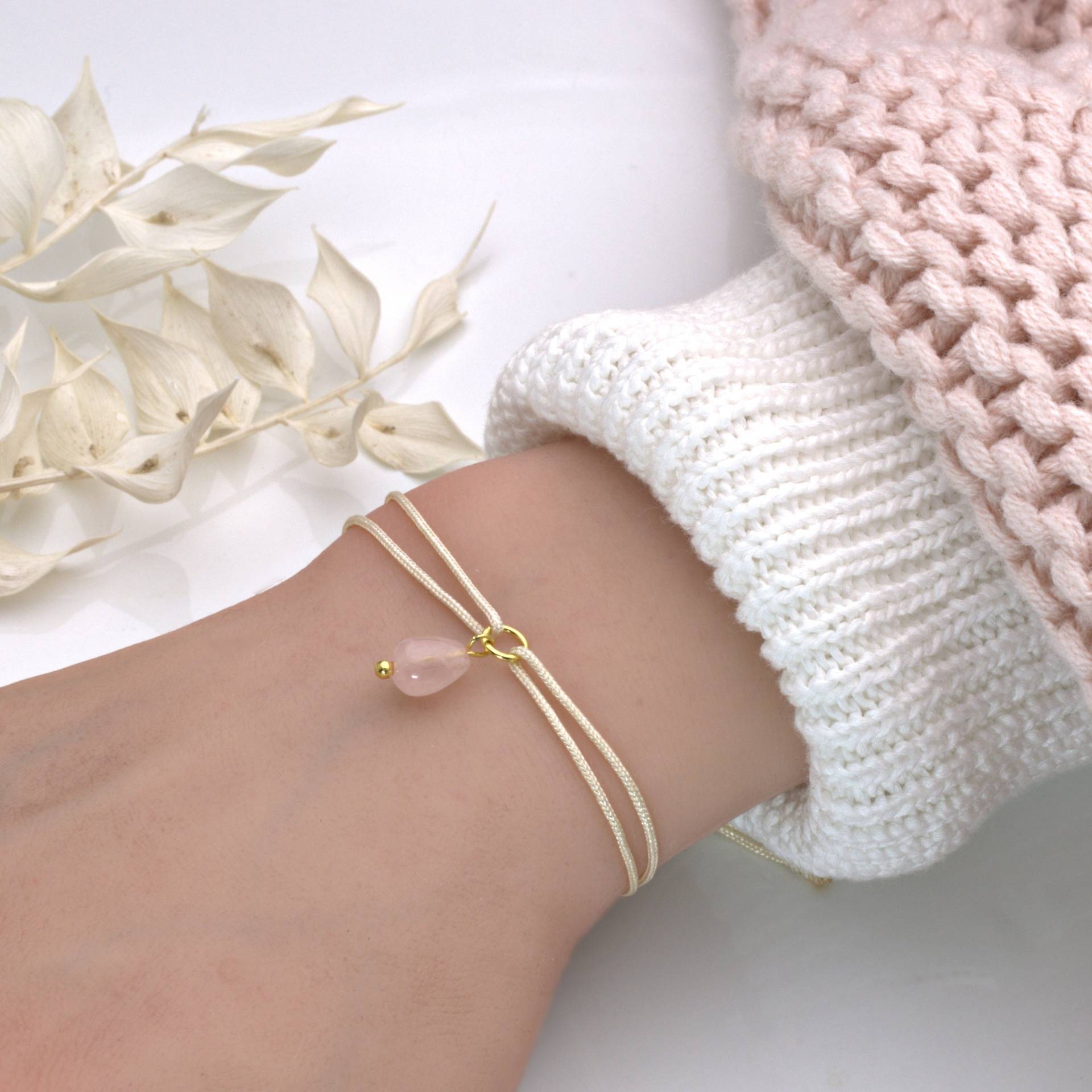 Zartes Armband Mit Rosenquarztropfen Und Makrameeverschluss, 925Er Silber Oder Vergoldet von KARYSMADeutschland