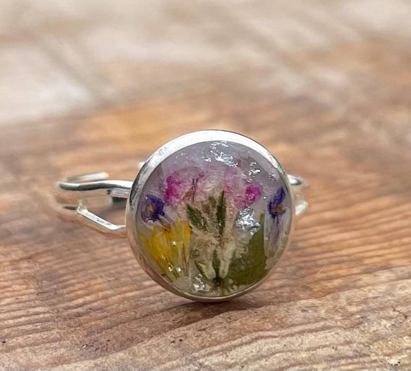 Handgefertigter, Verstellbarer Ring Mit Echten Bunten Blüten, Fell Oder Haar, Erinnerungsschmuck, Brautstrauß Erinnerung, Tierfellandenken von KASANUmemoryinresin
