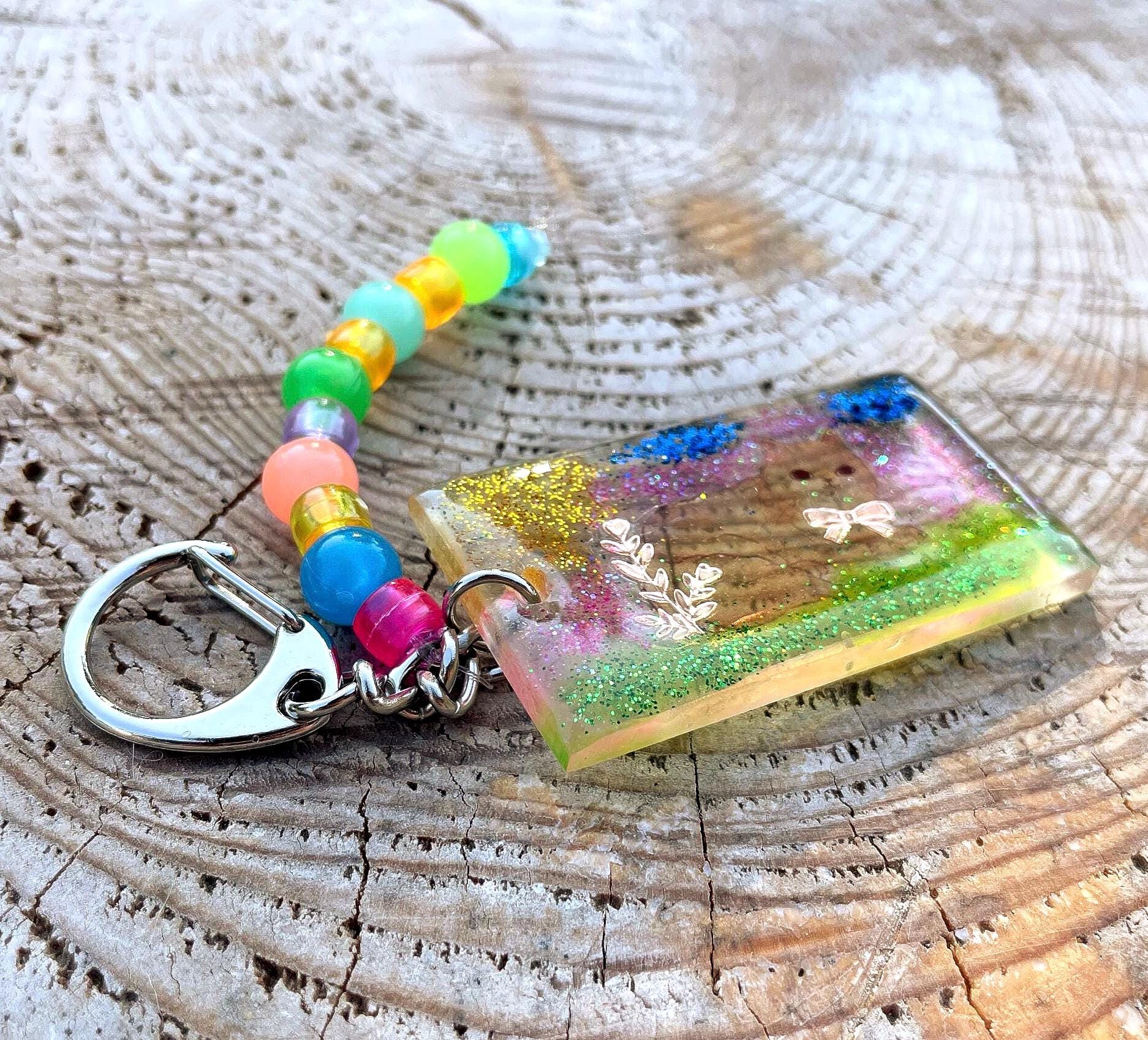 Handgemachter Taschenanhänger Für Kinder - Katze Auf Der Wiese Mit Bunten Perlen, Geburtstagsgeschenk von KASANUmemoryinresin