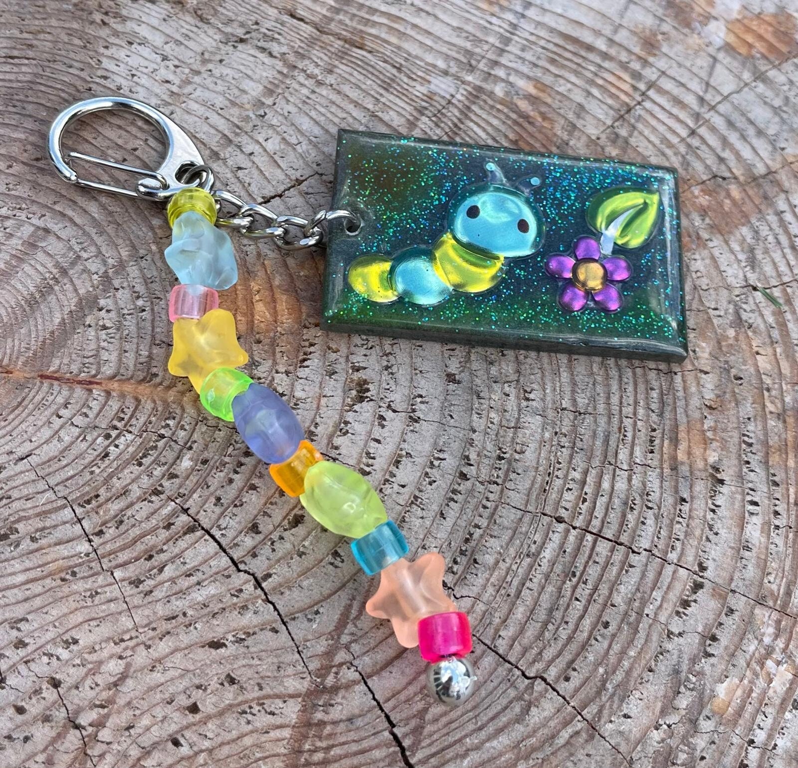 Handgemachter Taschenanhänger Mit Bunten Perlen Für Kinder - Süße Raupe, Personalisierbar, Geschenk Zum Geburtstag von KASANUmemoryinresin