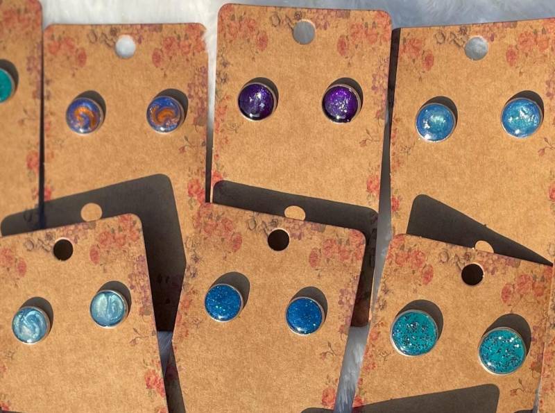 Kleine, Funkelnde, Bunte Resin Ohrringe, Handgefertigt, Geschenkidee Valentinstag Kleine, Funkelnde, Bunte Resin Ohrringe, Handgefertigt, Geschenkidee Valentinstag von KASANUmemoryinresin