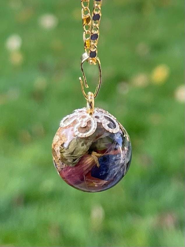 Kugel Anhänger Aus Resin Mit Echten Blüten, Handgefertigt, Personalisierter Erinnerungsschmuck, Brautstrauß, Blumenstrauß, Geschenkidee von KASANUmemoryinresin