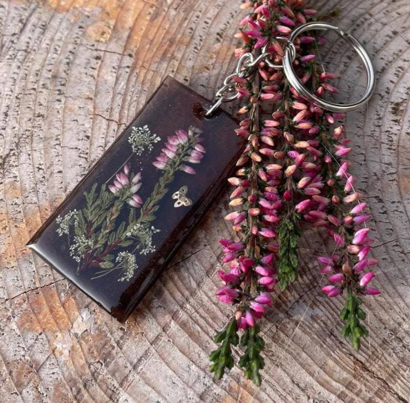 Schlüsselanhänger/Bag Charm Mit Echten Blüten, Handgefertigtes Einzelstück Aus Epoxidharz, Geschenk Zum Valentinstag, Für Naturliebhaber Schlüsselanhänger/Bag Charm Mit Echten Blüten, Handgefertigtes Einzelstück Aus Epoxidharz, Geschenk Zum Valentinstag, Für Naturliebhaber von KASANUmemoryinresin