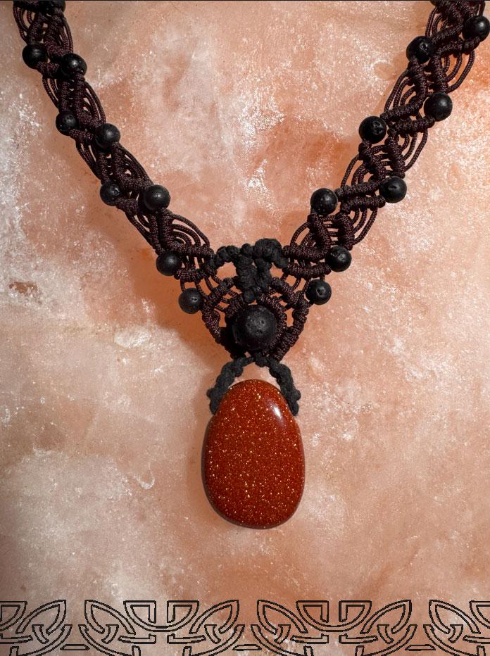 Makramee Halskette Mit Goldfluss-Anhänger Und Lavastein Perlen Makramee Halskette Mit Goldfluss-Anhänger Und Lavastein Perlen von KATGAIANATURE