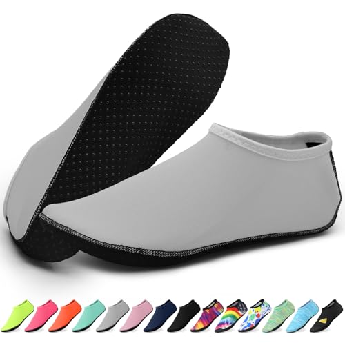 KATLKIU Wassersocken Rutschfeste Wassersocken mit griffiger Sohle - Leichte Schnelltrocknende Strandsocken zum Schwimmen - Strand & Surfen Design für Herren/Damen, grau, 38.5/39.5 EU KATLKIU Wassersocken Rutschfeste Wassersocken mit griffiger Sohle - Leichte Schnelltrocknende Strandsocken zum Schwimmen - Strand & Surfen Design für Herren/Damen, grau, 38.5/39.5 EU von KATLKIU