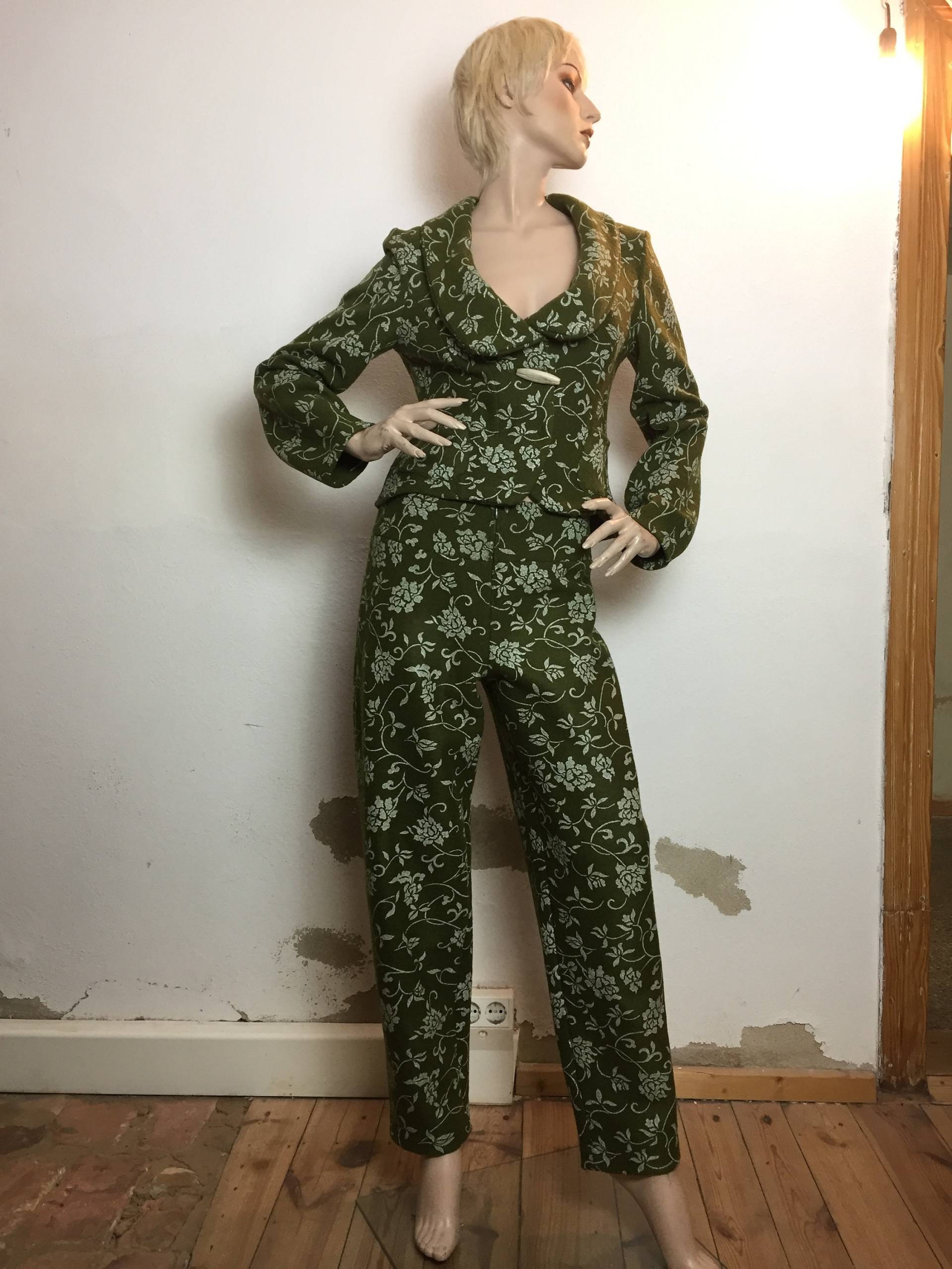 Olivgrüner Wollwalkanzug Mit Weißen Blütenranken Für Damen von KATRINBENDICK