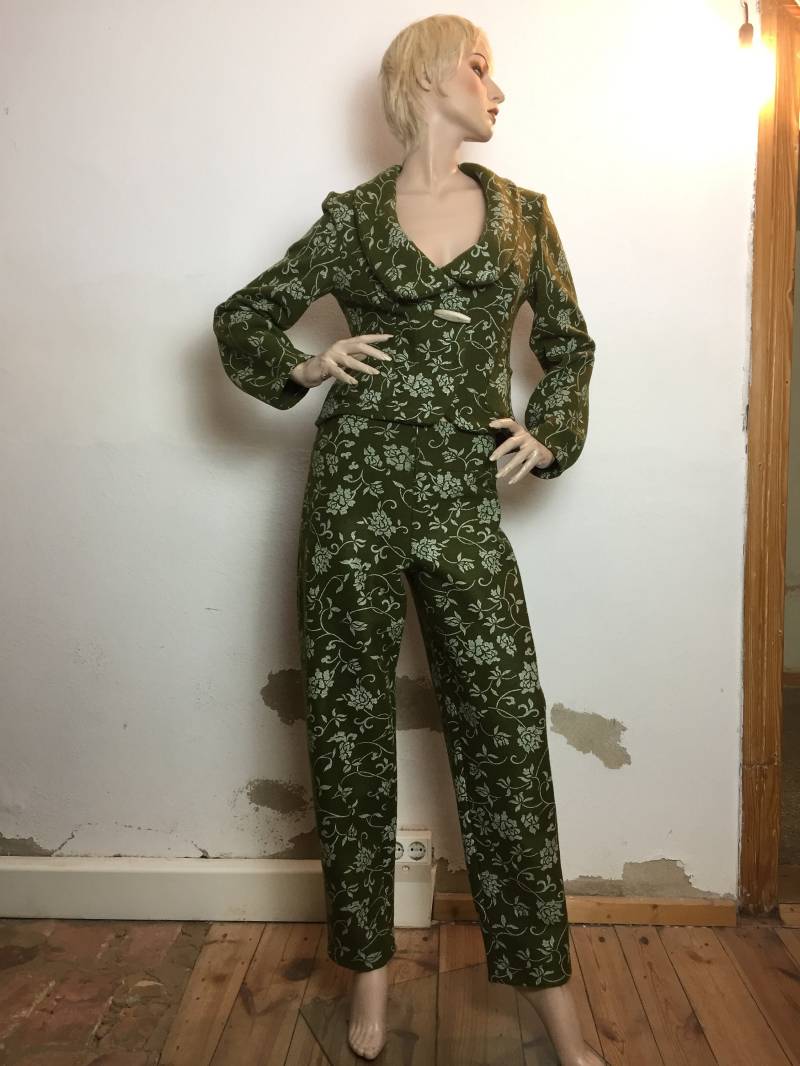 Olivgrüner Wollwalkanzug Mit Weißen Blütenranken Für Damen von KATRINBENDICK