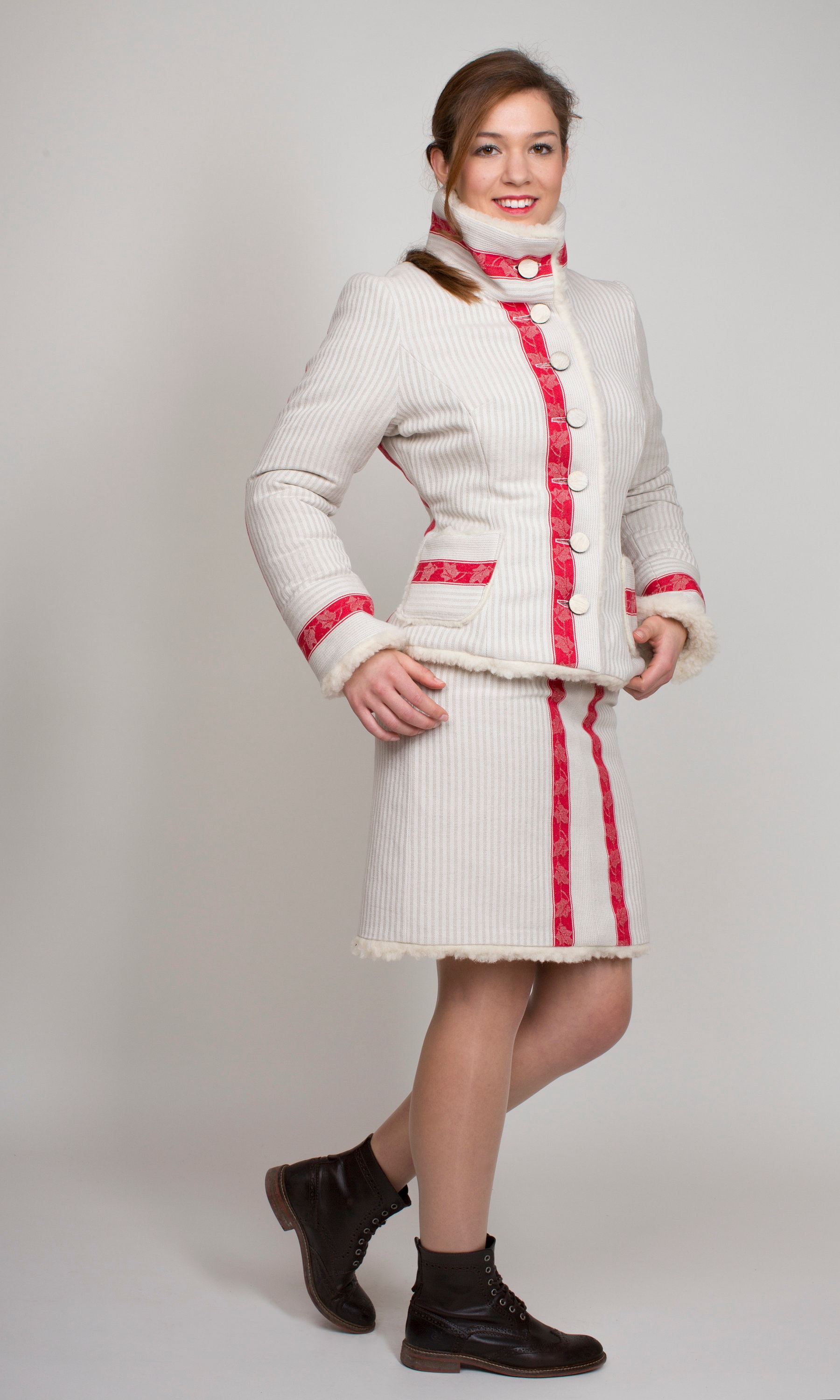 Winterkostüm, Sehr Einzigartig Und Ausgefallen, Mit Roten Efeuranken, Plüschgefüttert, Damenkostüm von KATRINBENDICK