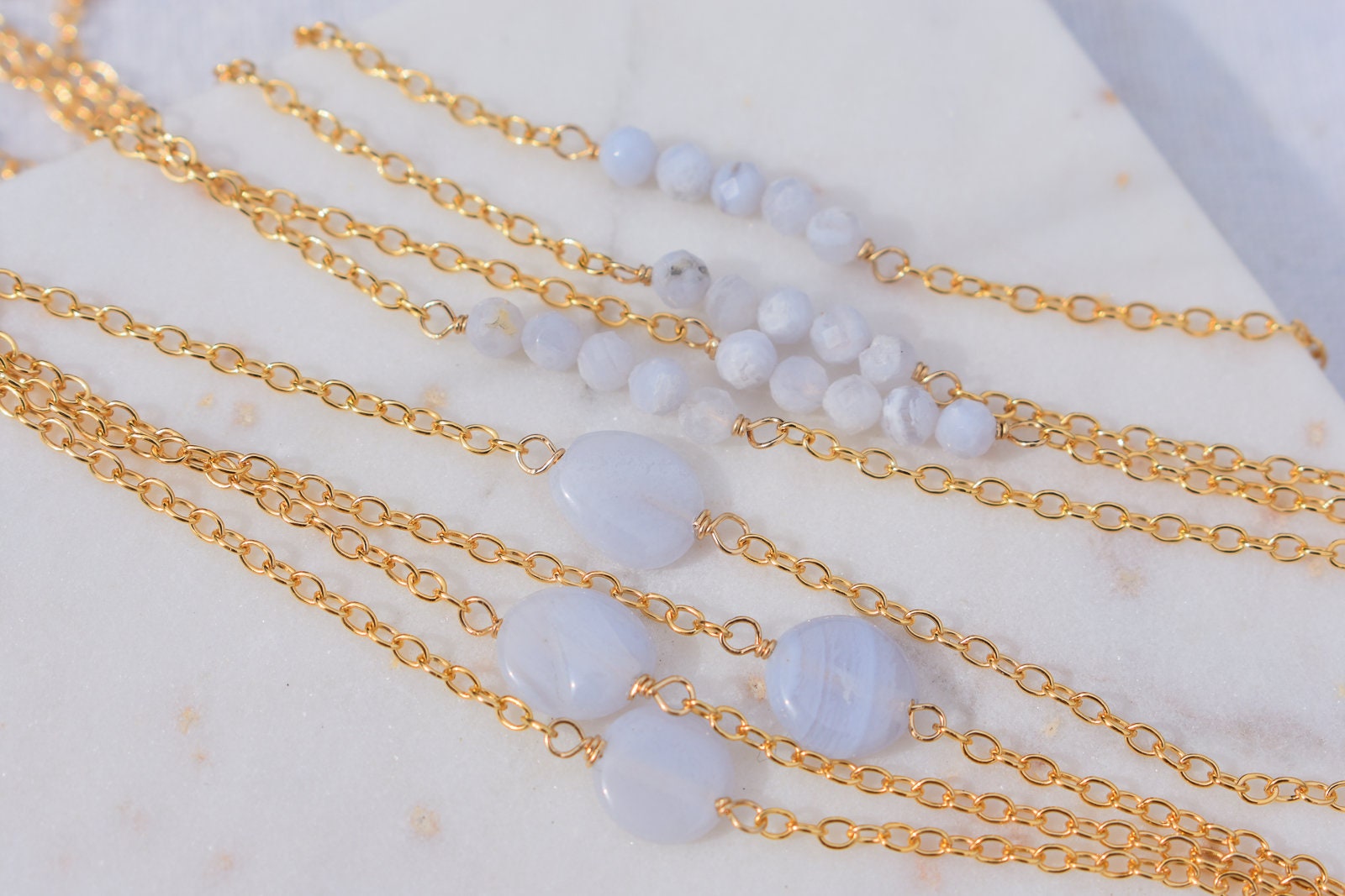 Blaue Spitze Achat Armband Auf Gold Filled, Für Frauen, Blauer Achat, Goldarmband, Februar Geburtsstein Blaue Spitze Achat Armband Auf Gold Filled, Für Frauen, Blauer Achat, Goldarmband, Februar Geburtsstein von KAUKABjewelry