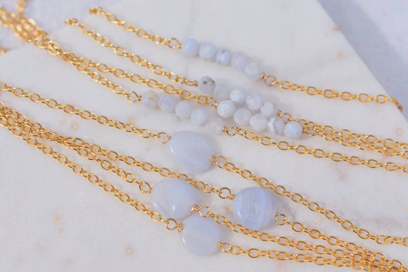 Blaue Spitze Achat Armband Auf Gold Filled, Für Frauen, Blauer Achat, Goldarmband, Februar Geburtsstein Blaue Spitze Achat Armband Auf Gold Filled, Für Frauen, Blauer Achat, Goldarmband, Februar Geburtsstein von KAUKABjewelry