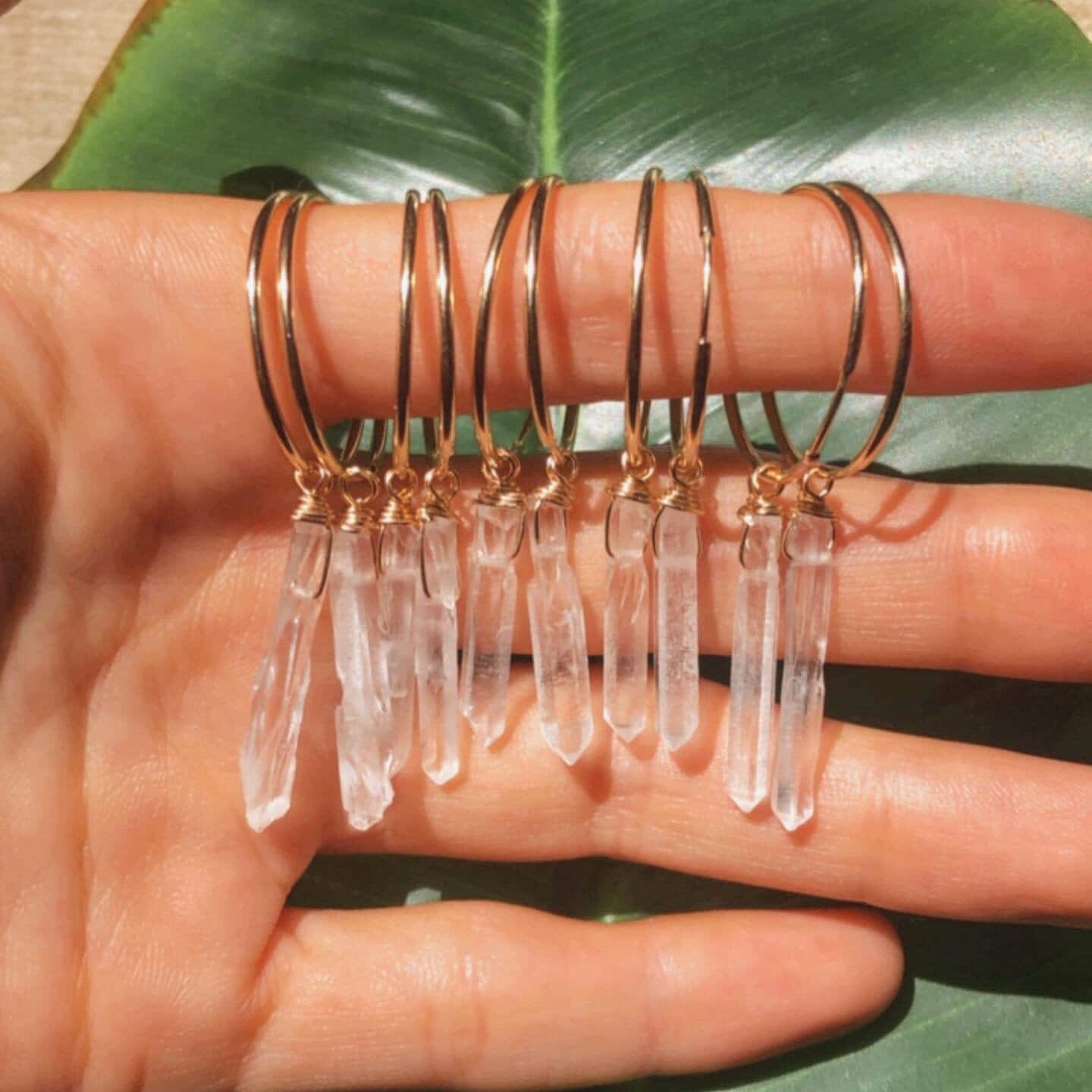 Gold Creolen Bergkristall Ohrringe, Rohe Kristall Quartz Ohrringe Creolen, Punkte Auf Handgemachte Edelstein Gold Creolen Bergkristall Ohrringe, Rohe Kristall Quartz Ohrringe Creolen, Punkte Auf Handgemachte Edelstein von KAUKABjewelry
