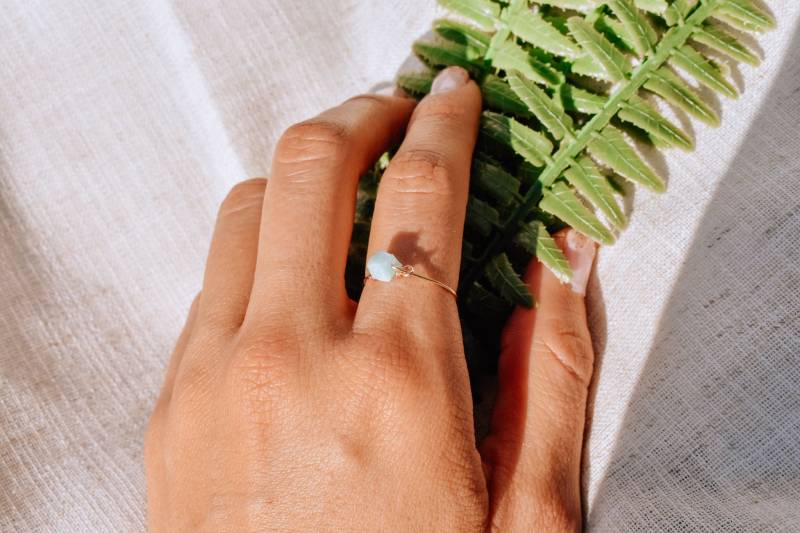 Larimar Ring, 14K Gold Filled Draht Mit Stein, Halschakra Schmuck, Edelstein Geschenk Für Sie, Stapelbare Ringe von KAUKABjewelry