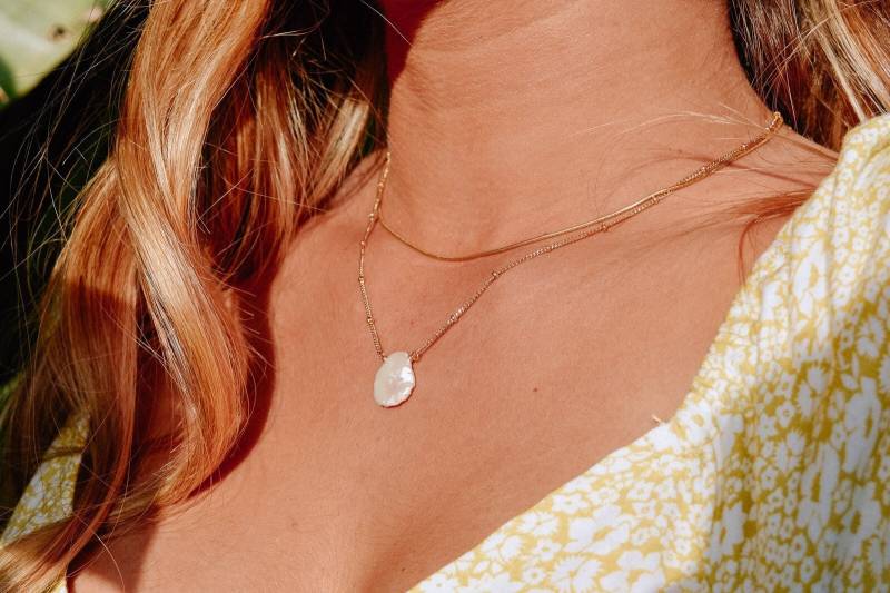 Weiße Elegante Perlenkette, Weiße Flache Goldene Statement-Stück, Layering Goldschmuck Weiße Elegante Perlenkette, Weiße Flache Goldene Statement-Stück, Layering Goldschmuck von KAUKABjewelry