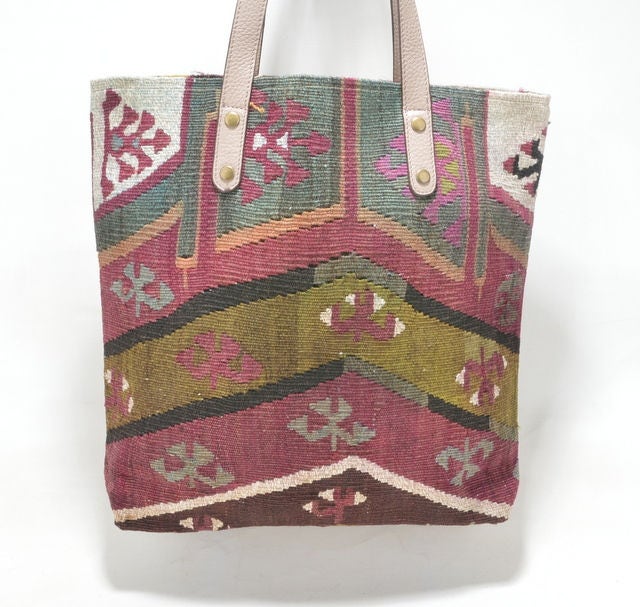 Antike Kelim Tasche, Schwarz Und Rot Zeichnungen "Kocboynuzu" Symbolisiert Glück Fruchtbarkeit, Ledergriffe 36 X 38 cm, Tasche Antike Kelim Tasche, Schwarz Und Rot Zeichnungen "Kocboynuzu" Symbolisiert Glück Fruchtbarkeit, Ledergriffe 36 X 38 cm, Tasche von KAUWA