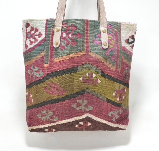 Antike Kelim Tasche, Schwarz Und Rot Zeichnungen "Kocboynuzu" Symbolisiert Glück Fruchtbarkeit, Ledergriffe 36 X 38 cm, Tasche Antike Kelim Tasche, Schwarz Und Rot Zeichnungen "Kocboynuzu" Symbolisiert Glück Fruchtbarkeit, Ledergriffe 36 X 38 cm, Tasche von KAUWA