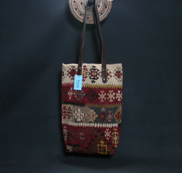 Antike Kelimtasche, Hellrote Kelimtasche. Zeichnungen „Elibelinde" Symbolisiert „Die Muttergöttin" Ledergriff 40x30 cm 1 Antike Kelimtasche, Hellrote Kelimtasche. Zeichnungen „Elibelinde" Symbolisiert „Die Muttergöttin" Ledergriff 40x30 cm 1 von KAUWA