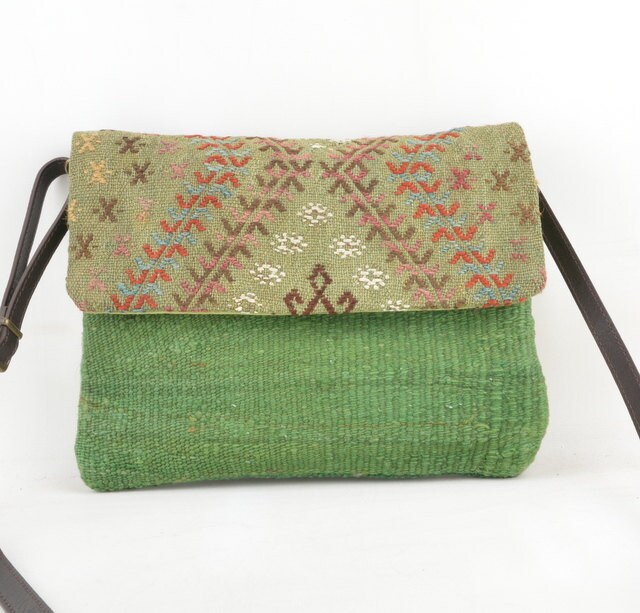 Kelim Tasche 12 X 8 Inc/29 X21cm Vintage Kelim, Ledergriffe, Umhängetasche, Handtasche, Innen Reißverschluss Baumwollfutter Kelim Tasche 12 X 8 Inc/29 X21cm Vintage Kelim, Ledergriffe, Umhängetasche, Handtasche, Innen Reißverschluss Baumwollfutter von KAUWA