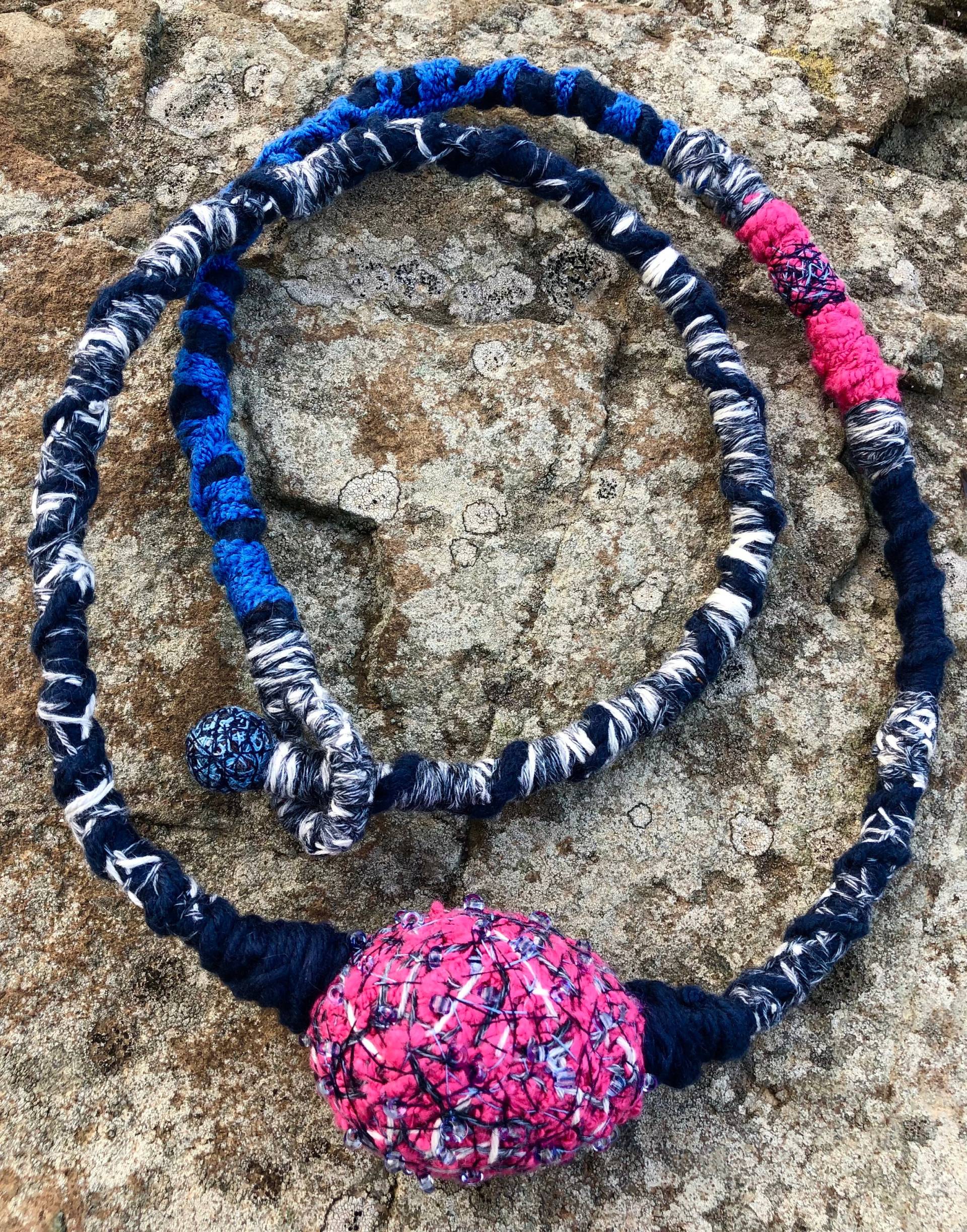 Art Yarn Halskette, Besonderes Geschenk Für Sie, Handgemachter Schmuck, Textilkette, Garn Und Perlen Schmuck von KAtiaSaevaJewelry