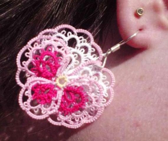 Hübsche Rosa Stiefmütterchen Posy Frivolité Blume Ohrringe Und Weiß von KBDesignOriginals