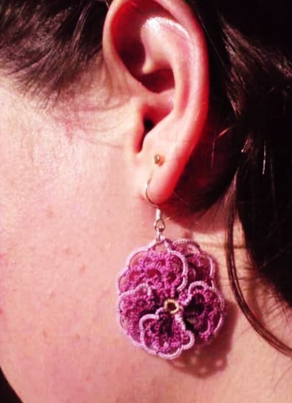Tatted Spitze Lila Stiefmütterchen Ohrringe Für Gedanken, Dunkelviolett Tatted Spitze Lila Stiefmütterchen Ohrringe Für Gedanken, Dunkelviolett von KBDesignOriginals