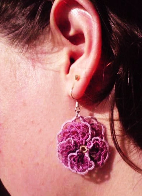 Tatted Spitze Lila Stiefmütterchen Ohrringe Für Gedanken, Dunkelviolett Tatted Spitze Lila Stiefmütterchen Ohrringe Für Gedanken, Dunkelviolett von KBDesignOriginals