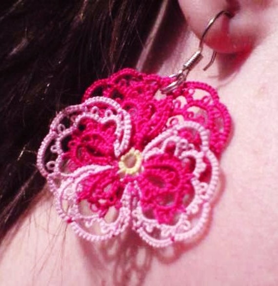 Tatted Spitze Ohrringe, Lila Und Pink Stiefmütterchen Für Gedanken Tatted Spitze Ohrringe, Lila Und Pink Stiefmütterchen Für Gedanken von KBDesignOriginals