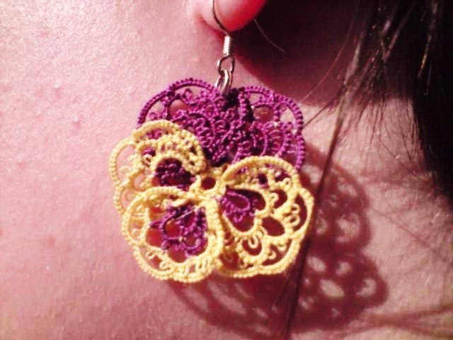 Tatted Spitze Ohrringe Lila Gelbe Stiefmütterchen Für Gedanken Tatted Spitze Ohrringe Lila Gelbe Stiefmütterchen Für Gedanken von KBDesignOriginals